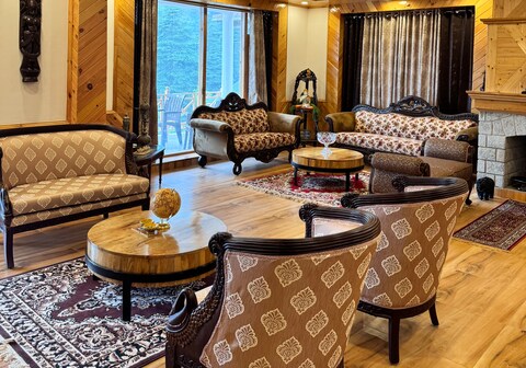 Cedar Crowne Suite (3BHK) by The Highgrove House, Manali