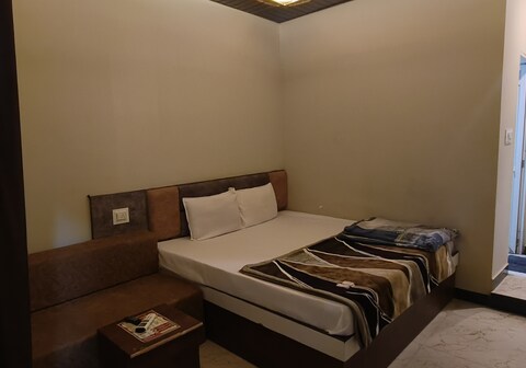 HOTEL SHREE DATTADHAM PALACE