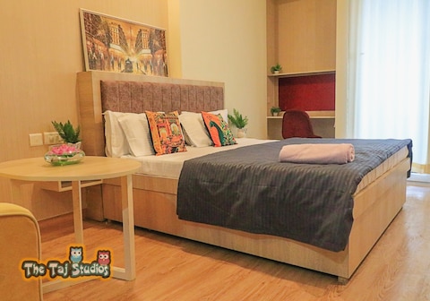 The Taj Studios-1st time Home Stay in Noida GM