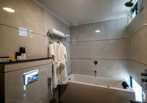Suite room with Bathtub