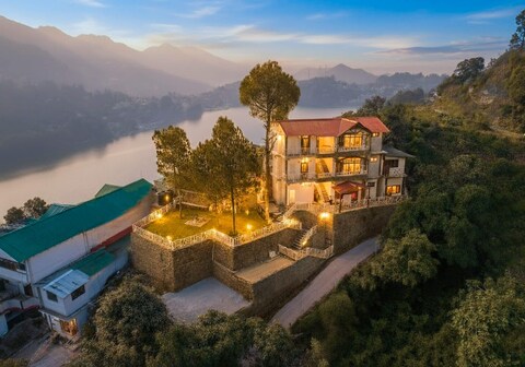 StayVista at Cottage on the Lake