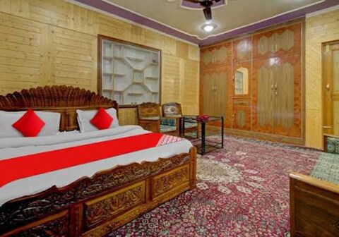 Available 2 Bedrooms And Kitchen