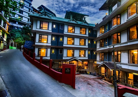 Muscatel Grand Silkroute - 300 Mts from MG Marg