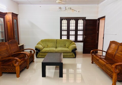 Vrindavan Homestay | 5mins Drive to Guruvayur Temple