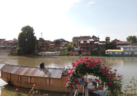 matchless houseboats