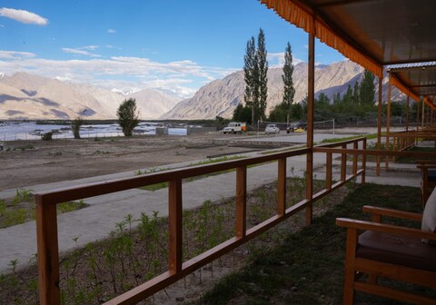 The Riverside Hunder