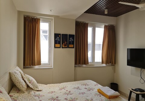 MAGNIFICENT-4 BHK-DEFENCE COLONY-5 MIN WALK METRO | Entire