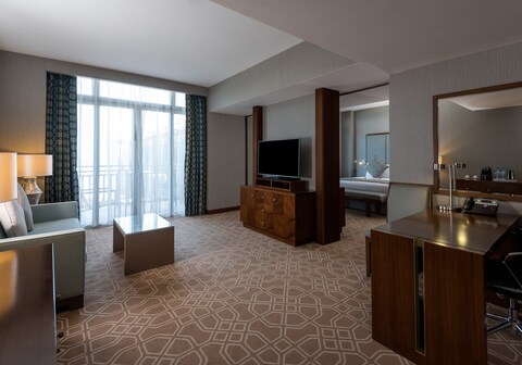 كراون بلازا الدقم فندق تابع لمجموعة فنادق آي إيتش جي