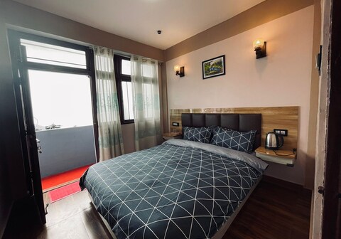 Rajniz Homestay Near Reliance Digital || Valley View Rooms