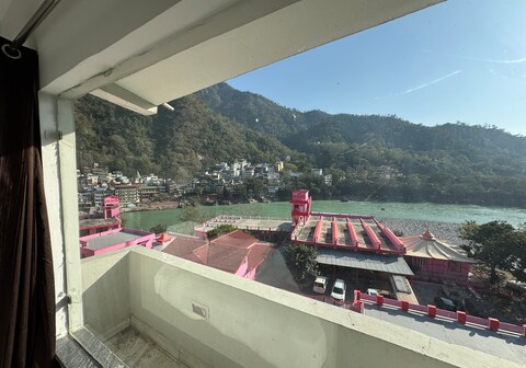 Nirvana Riverside Resort with Ganga View Rooms