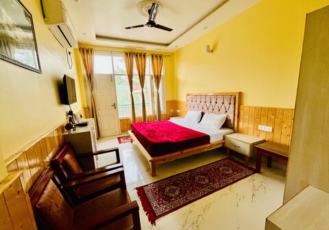 PC KUNJ HOMESTAY & RESTAURANT
