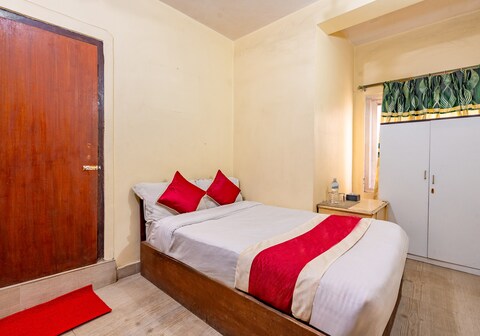 OYO 827 Taj Hotel And Restaurant