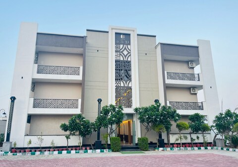 Hotel Shree Sadhna - Vrindavan Chhatikara Road