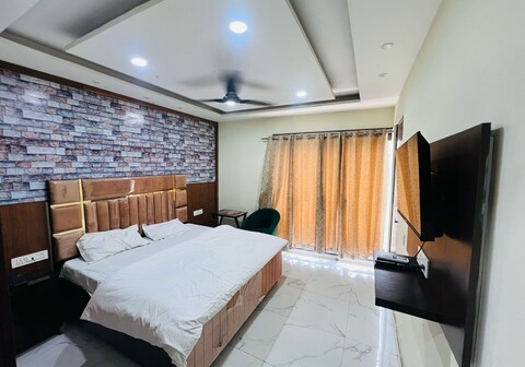 Makhan Veg Dhaba and Hotel