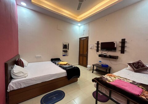 Deluxe Bedroom with Hall and Kitchen