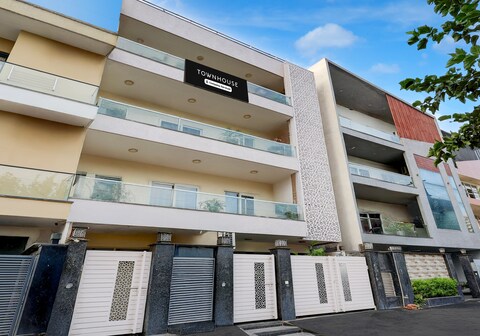 Super Townhouse Hotel Sec- 54 Golf Course Road