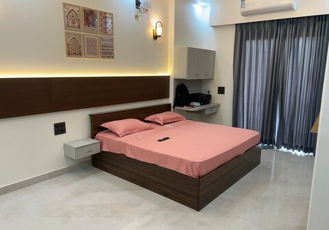 Bright & Cozy , Greater Noida near Mall Ek murti