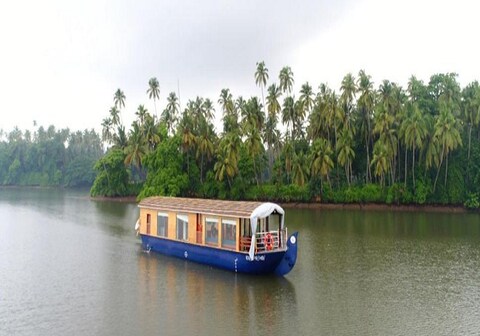 Queen of Chaliyar - Entire 1 Bedroom Luxury Houseboat