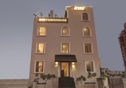 Super Townhouse Amaraa Hotel Near Phoenix Palassio