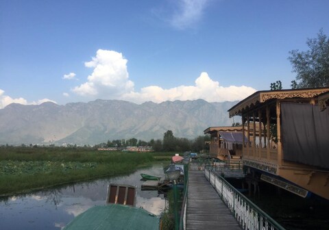 Royal Group of Deluxe Houseboats