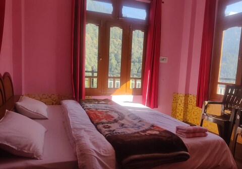 Suraj Guest House And Cafe