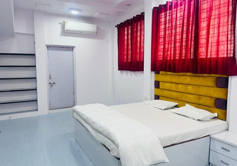 Cozy Room in Prominent Area - 1