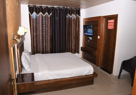 Laj Guru near Mall Road