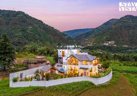 StayVista at The Oakridge W/ Jacuzzi