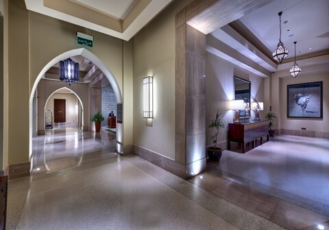 كراون بلازا الدقم فندق تابع لمجموعة فنادق آي إيتش جي