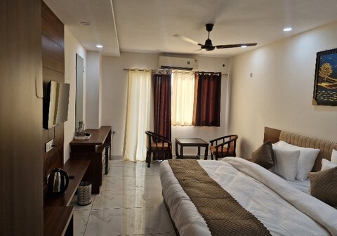 Hotel Om Regency, Loni