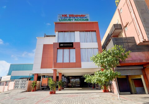 Super Townhouse NK Vivanta Luxury Rooms