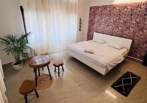 BLACK AND WHITE STUDIO BY SWARGADEO INN