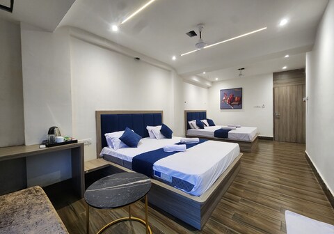 Lakhdatar Inn - 1km From Baba Dham Area