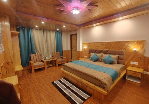 Green Woods Old Manali Hotel And Cafe
