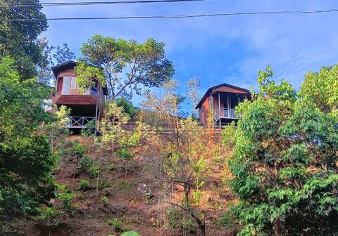 Humming Rills | Hut & Room