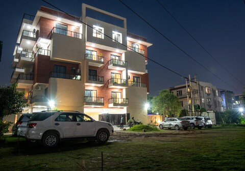 BedChamebers Service apartment, Sec 38