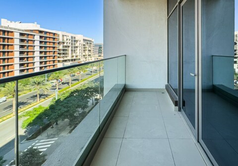 Spacious Layout Vacant Fully Furnished