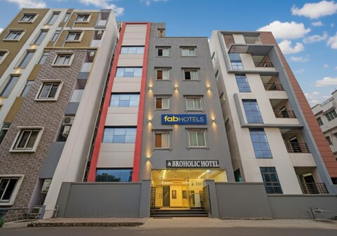 FabHotel AIG Broholic - 250m from AIG Hospital