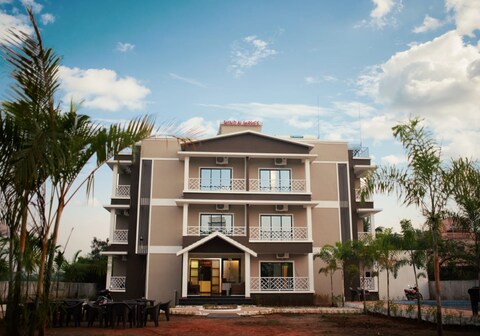 Wind And Waves Resort