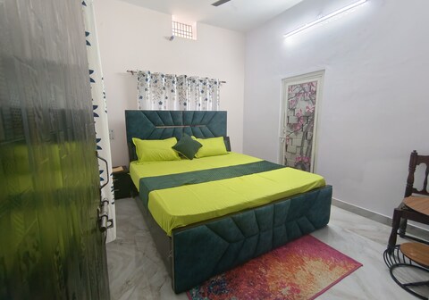 Mukund paying guest house