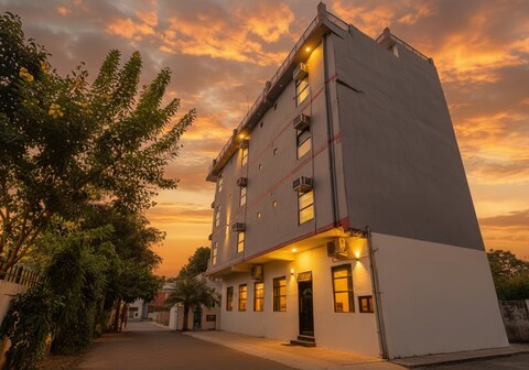 FabHotel Rajhans
