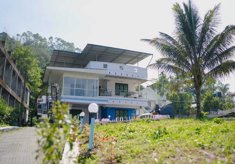 BLUEWAY HOLIDAYS MUNNAR