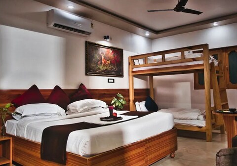 Hotel Green Hills / The 60s Cafe