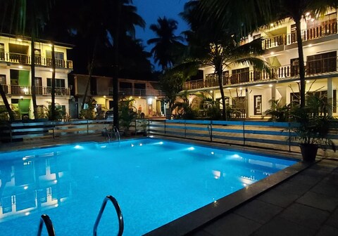 Coconut Garden Beach House | Rooms & Restaurant