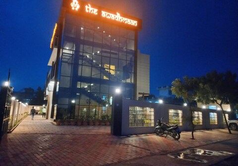THE AWADH MAAN HOTEL RESTAURANT AND LAWN