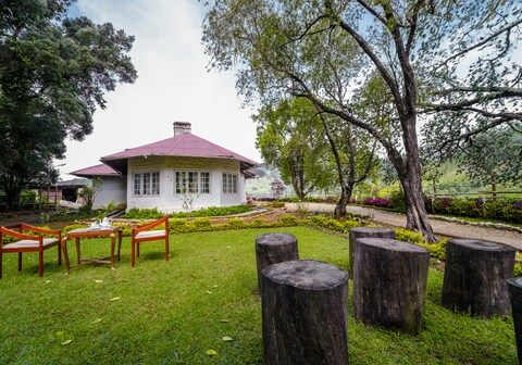 Arivikkad Private British Tea Bungalow Munnar by VOYE HOMES