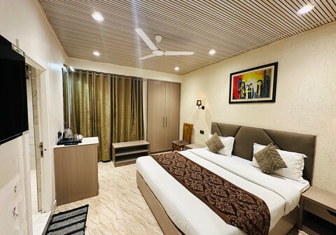 The Gwen Stays | Near Nainital Lake