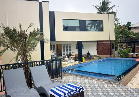 Bumble Bee | Serene Escape with Swimming Pool