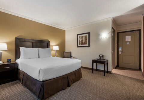 Best Western Plus Baker Street Inn & Convention Centre