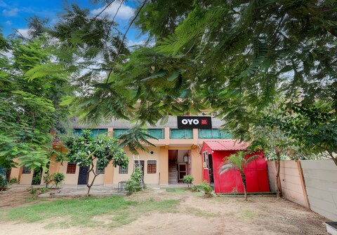 SPOT ON Hotel Dezire Dhankot Chowk